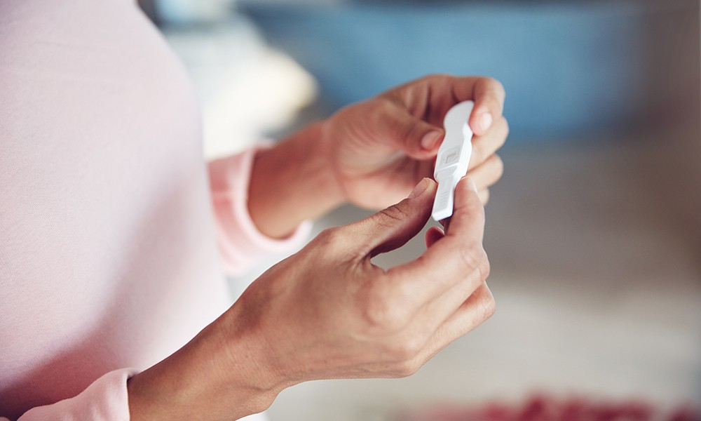Frau macht Schwangerschaftstest