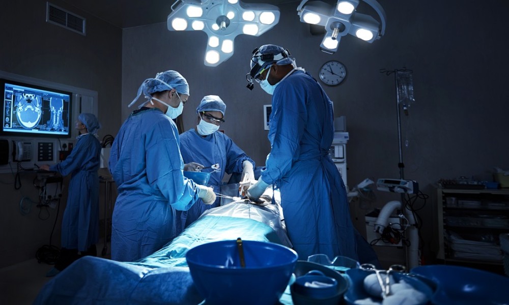 Chirurgen führen eine Laparoskopie bei einer Frau durch 
